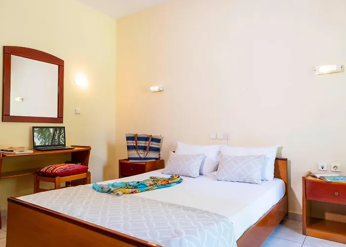 阿里斯蒂德酒店 *